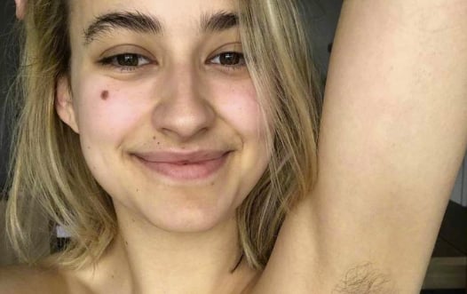 Éléonore Lagacé passe un important message et vous dévoile ses poils sous les bras 