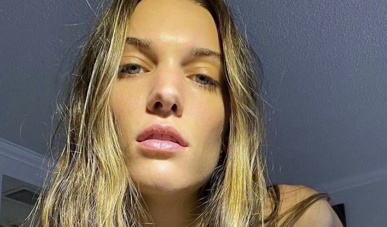 Impossible de résister à Charlotte Cardin avec sa superbe robe violette transparente