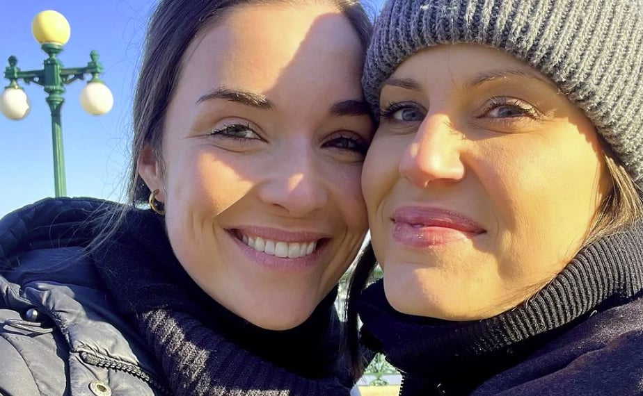 La sœur de Magalie Lépine-Blondeau est enceinte et elle partage une photo de son beau ventre arrondi