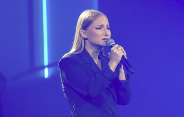 Elle participe aux auditions de La Voix avec sa mère et enflamme le plateau de l'émission