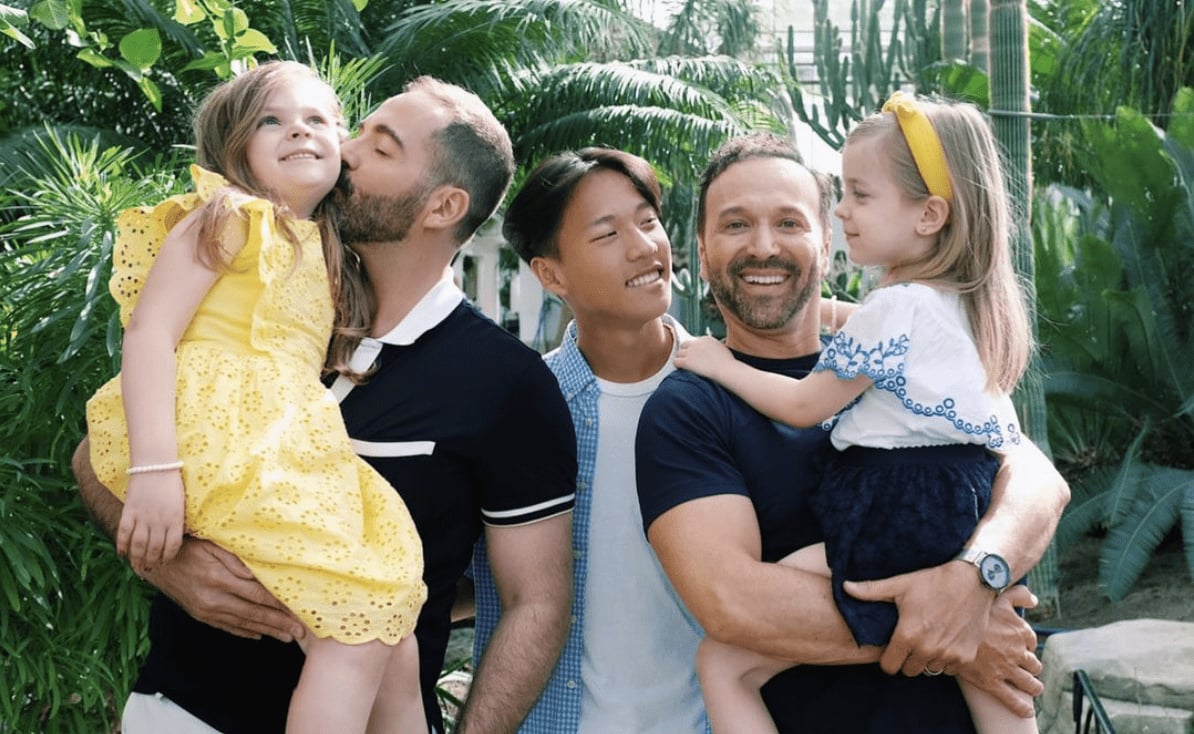Joël Legendre dévoile une rare photo de lui et ses jumelles
