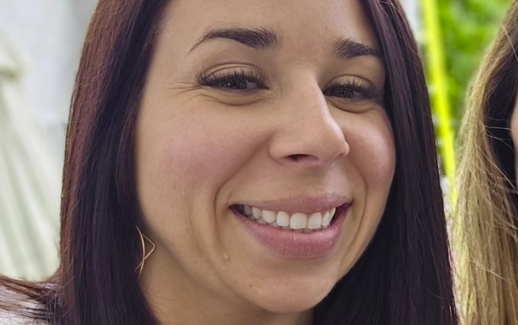 Sandra Plourde de MasterChef Québec prend la pose avec un invité spécial pour une grande occasion