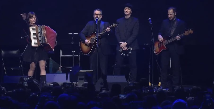 Les Cowboys Fringants chantent pour rendre hommage à Karl Tremblay