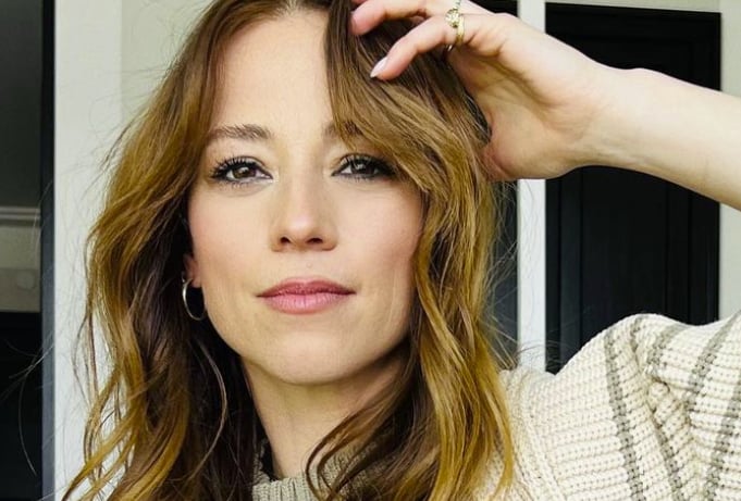 Vous allez tomber sous le charme de Karine Vanasse avec son chandail de course automobile