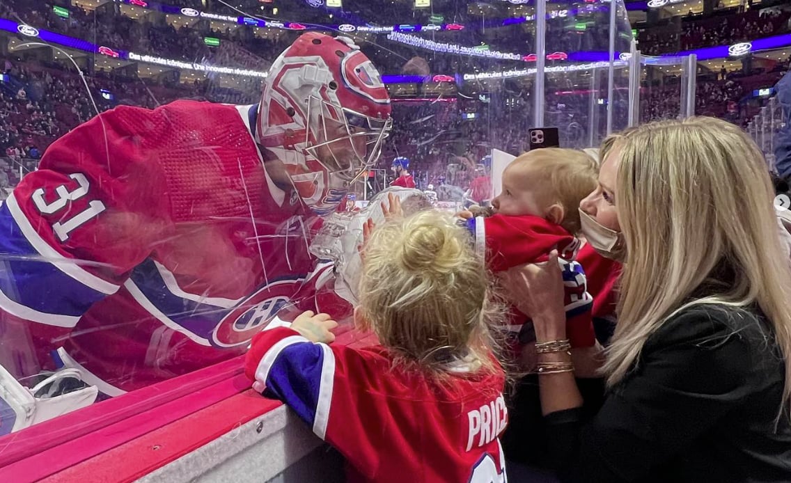 Angela Price partage une superbe photo avec Carey et leurs enfants lors des funérailles de son père