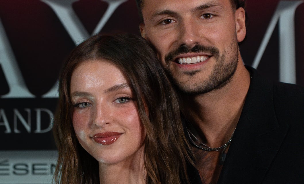Alicia Moffet fait tourner les têtes avec sa superbe tenue en léopard au Maxim Grand Prix Party