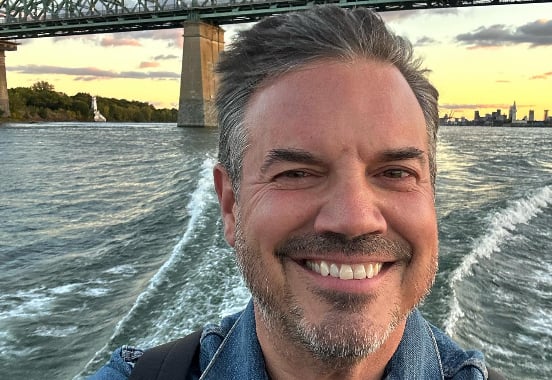 Charles Lafortune est en voyage hors du Québec et prend la pose