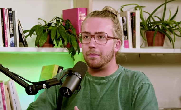 Mathieu Dufour dévoile que sa sœur lui a fait une intervention après avoir connu du succès rapidement