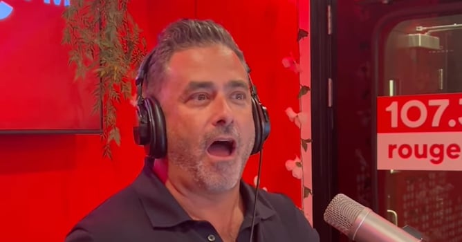 Benoît Gagnon reçoit la visite surprise d'un chanteur bien connu dans les studios de radio