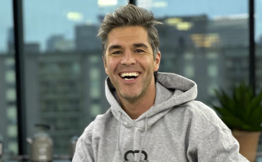 Mathieu Roy se fait prendre en photo avec un invité bien spécial sur le plateau de Salut Bonjour