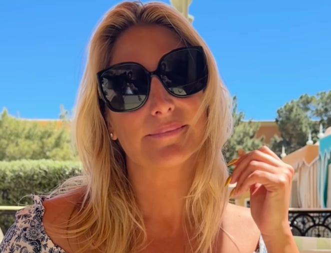 Mahée Paiement prend la pose en maillot de bain dans un voyage hors du Québec