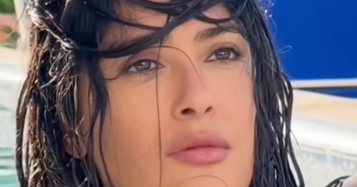 Salma Hayek en met plein la vue dans des photos en maillots de bain au bord de l'eau