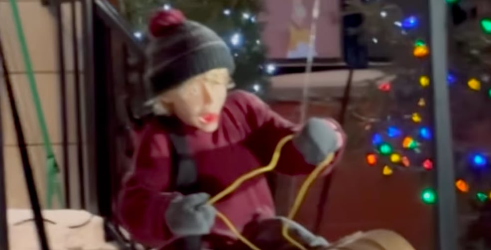 Un citoyen de Val d'Or décore sa maison pour Noël en reproduisant  les scènes de Maman j'ai raté l'avion 