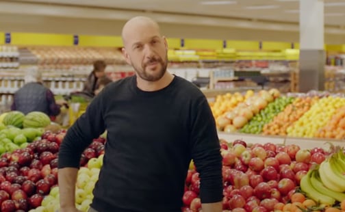 Martin Matte et Maxi frappent un grand coup dans une nouvelle publicité hilarante