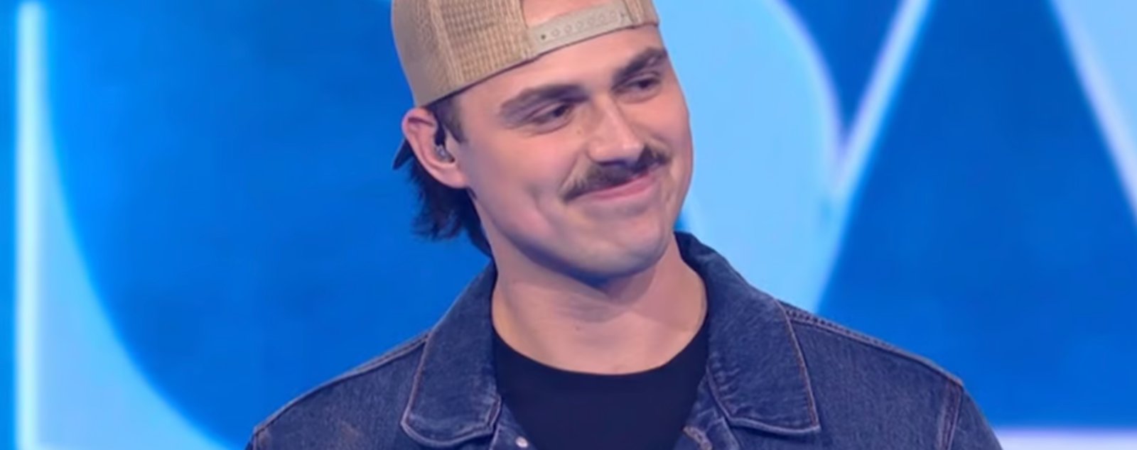 Voici qui est l'amoureuse de Joël Vogt de Star Académie. 