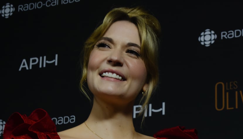 Rosalie Vaillancourt enflamme le tapis rouge du Gala Les Olivier avec sa magnifique robe rouge