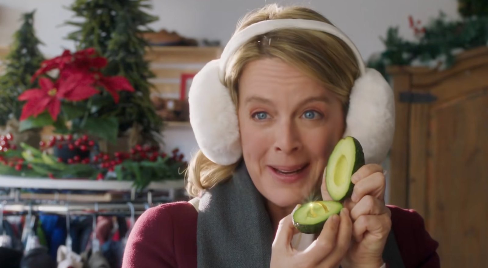 Julie Le Breton rejoint Martin Matte qui a des cheveux dans la nouvelle publicité hilarante de Maxi