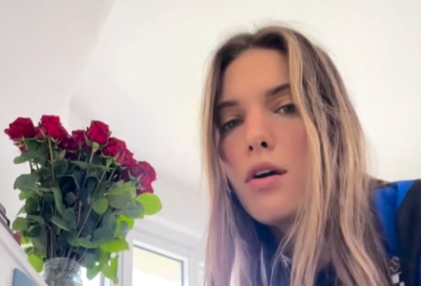 Charlotte Cardin craque après avoir reçu toute une surprise suite à la sortie du clip de sa chanson