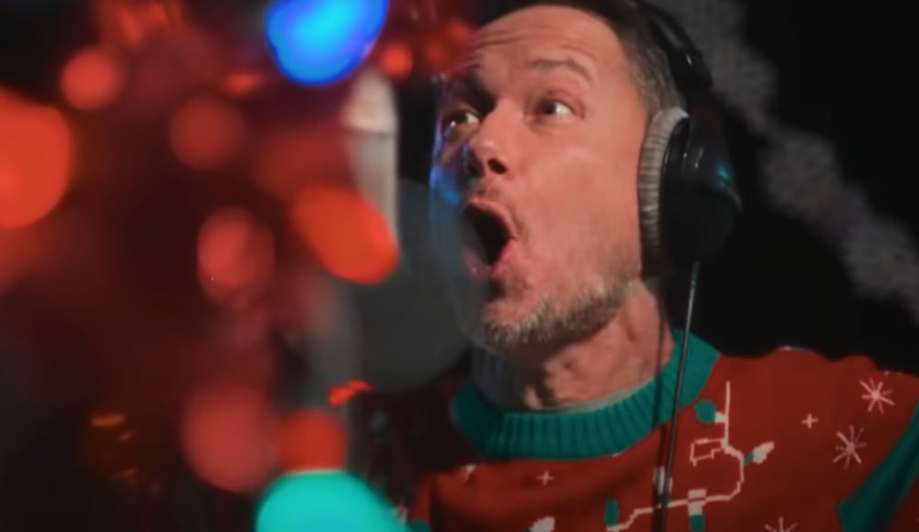 Stéphane Rousseau vole complètement le show en chantant Noël