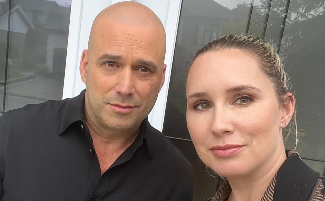Maïka Desnoyers est triste et elle pose avec Daniel Corbin pour une raison précise