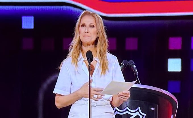 Céline Dion s'amène sur scène pour annoncer le 1er choix du Canadien au repêchage de la LNH