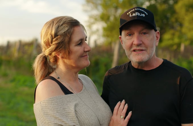 Ève de L'amour est dans le pré fait une belle surprise à son amoureux Denis