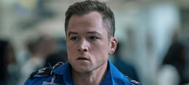 On a vu « Le Bagage » avec Taron Egerton, le hit de l'heure sur Netflix et on vous explique la fin.