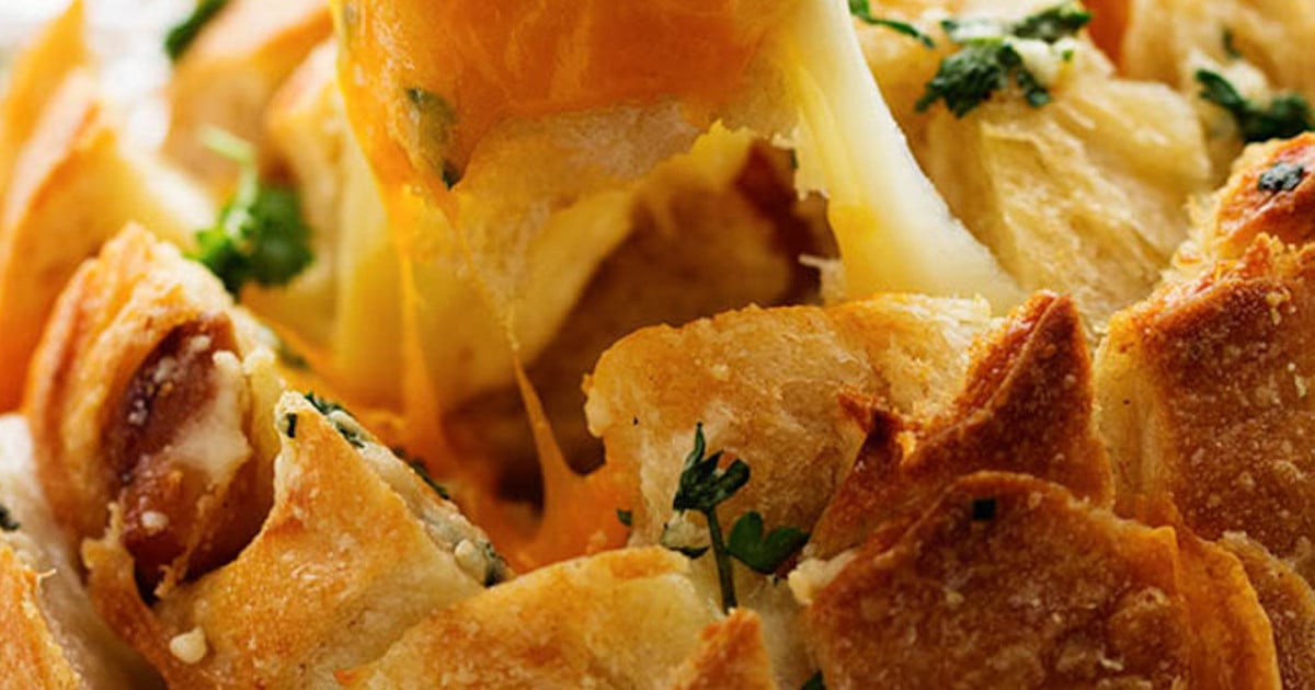 Réconfortant pain à l’ail et aux trois fromages à partager