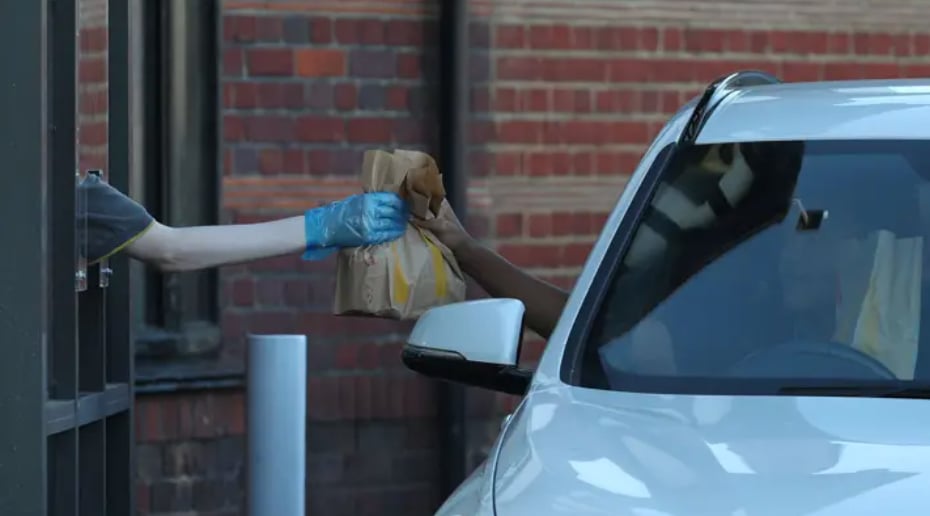 Cette employée de McDonald's révèle un important fait que les gens ignorent sur le service au volant