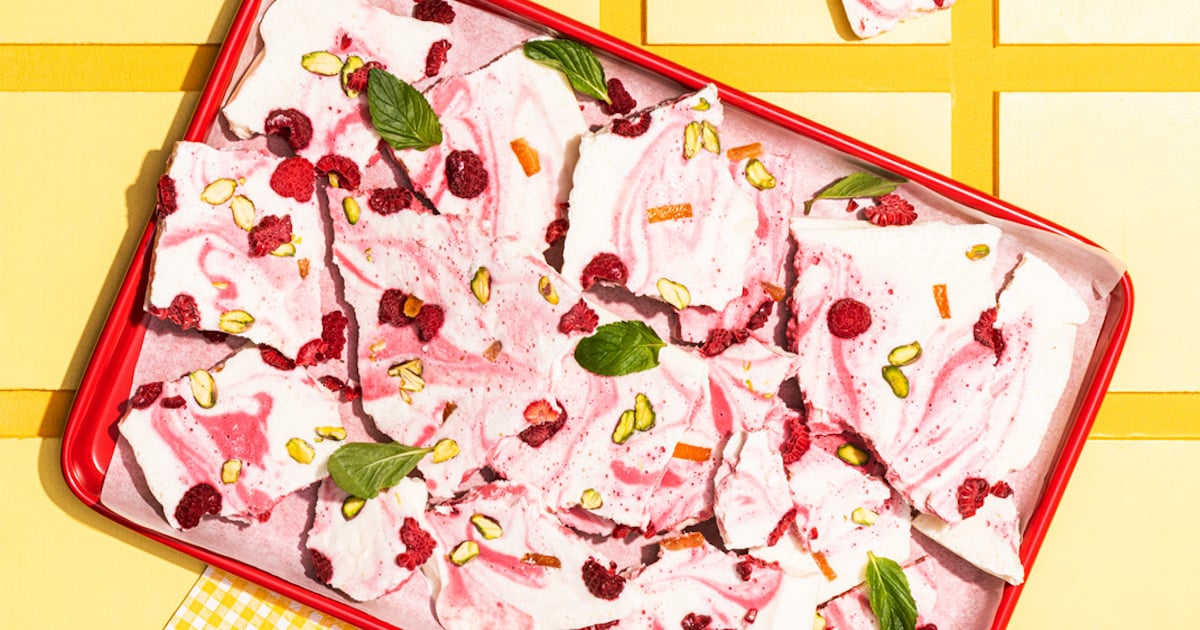 Offrez-vous un vent de fraîcheur avec ces écorces glacées au yogourt,  framboises et  pistaches