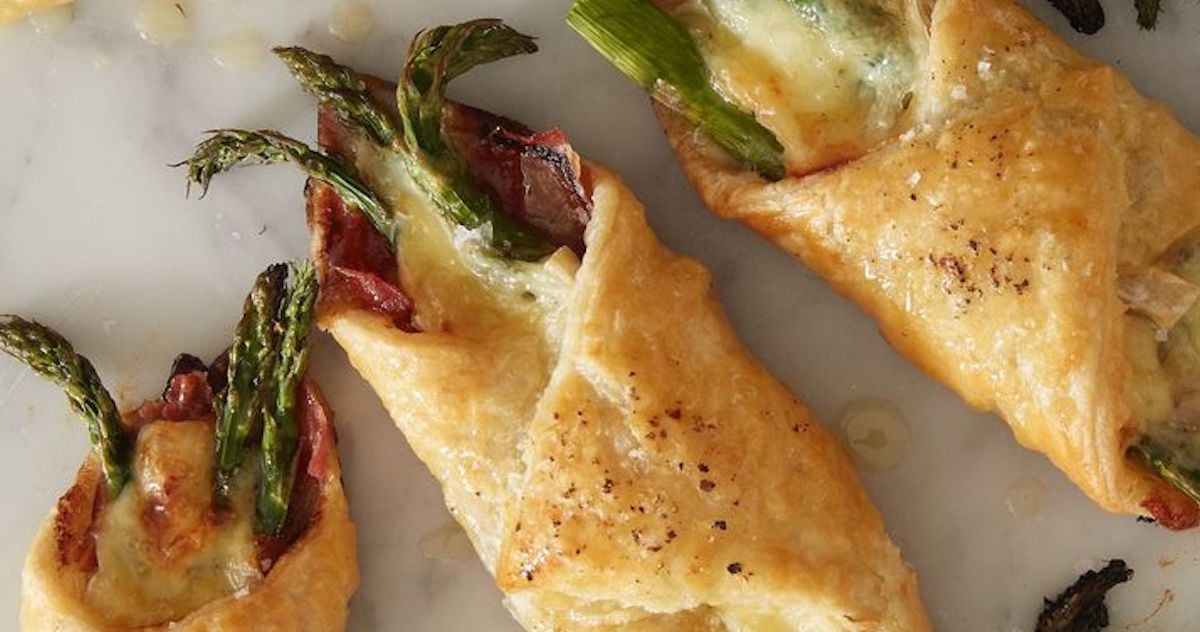 Asperges, brie et prosciutto dans une savoureuse pâte feuilletée