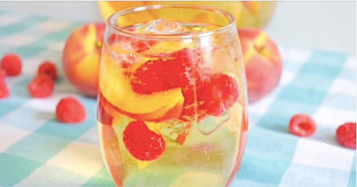 Délicieuse sangria blanche à la pêche