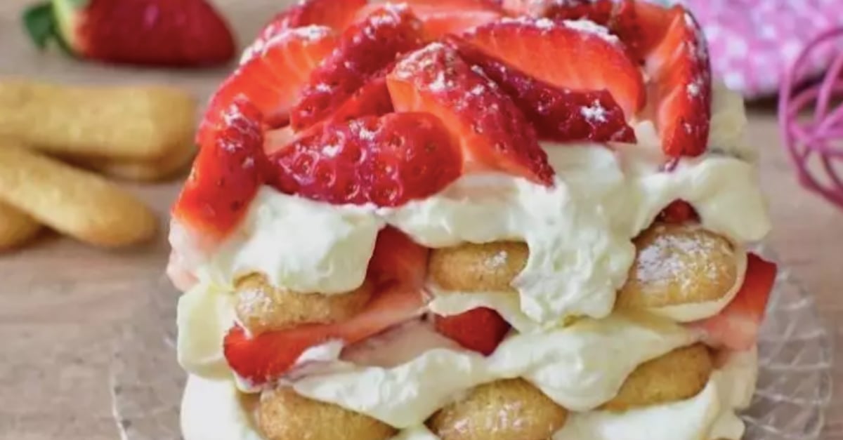 On brise la routine avec ce tiramisu au yogourt et aux fraises