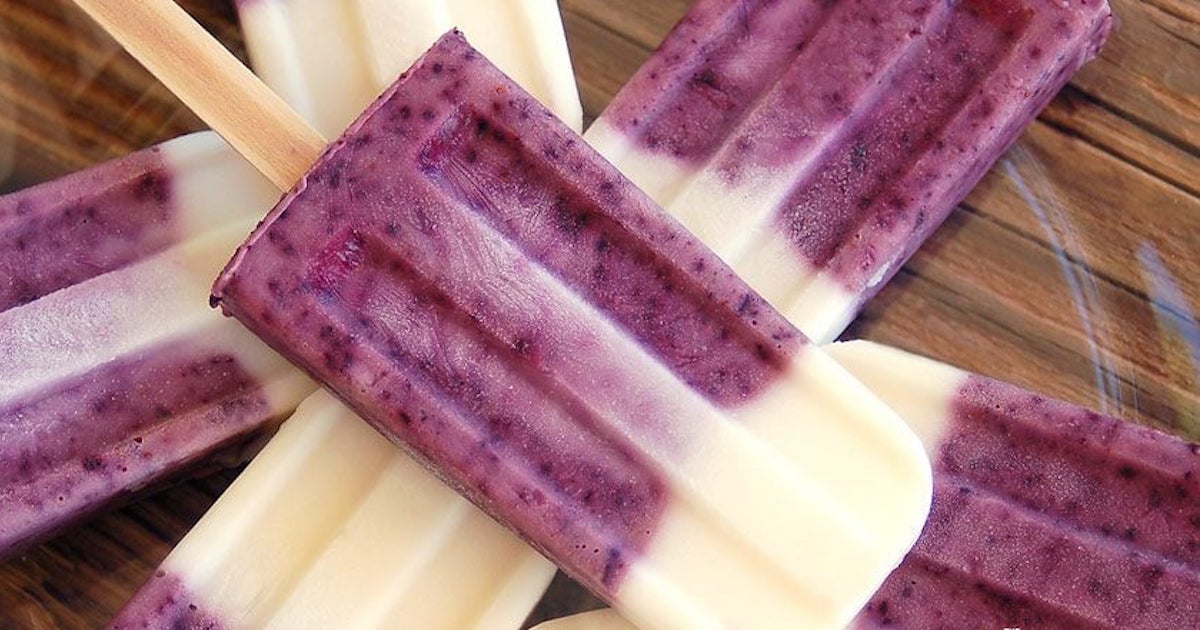 Magnifiques sucettes de yogourt glacé aux bleuets