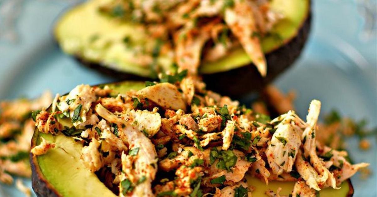 Idée lunch facile: des coupelles d’avocat au poulet style mexicain
