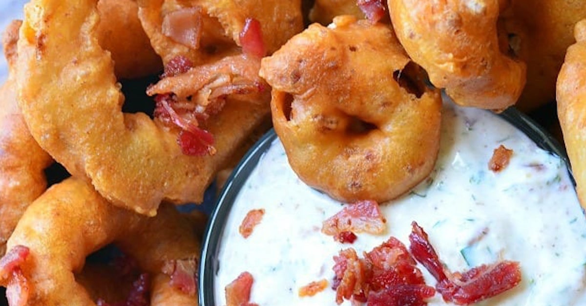 Rondelles d'oignon au bacon avec trempette ranch au bacon
