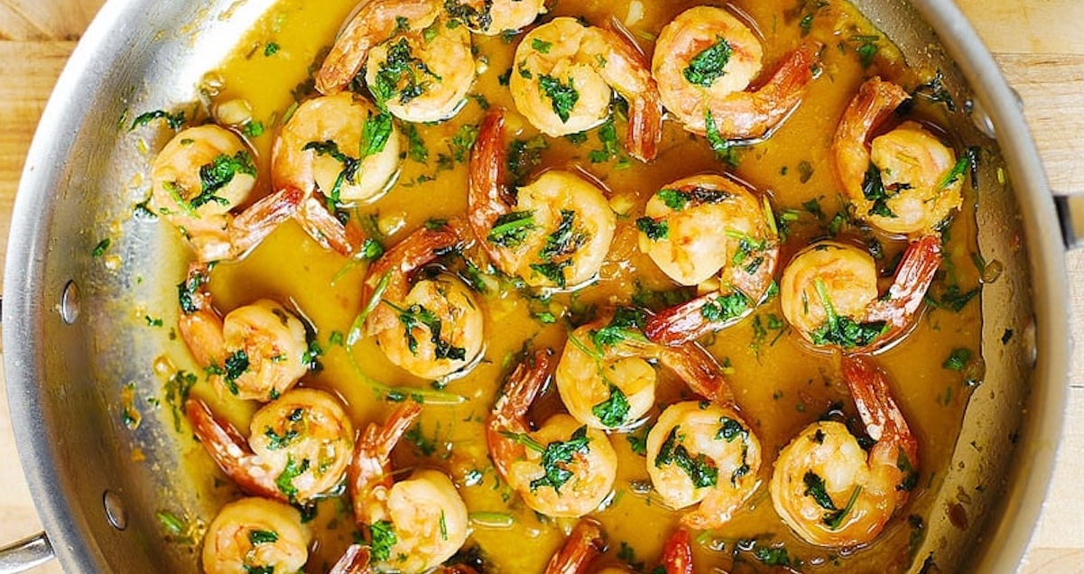 Succulentes crevettes à l'ail et au miel à la coriandre et à la lime