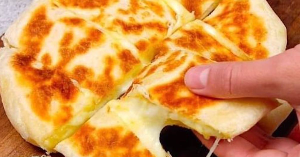 Superbe focaccia au fromage dans une poêle