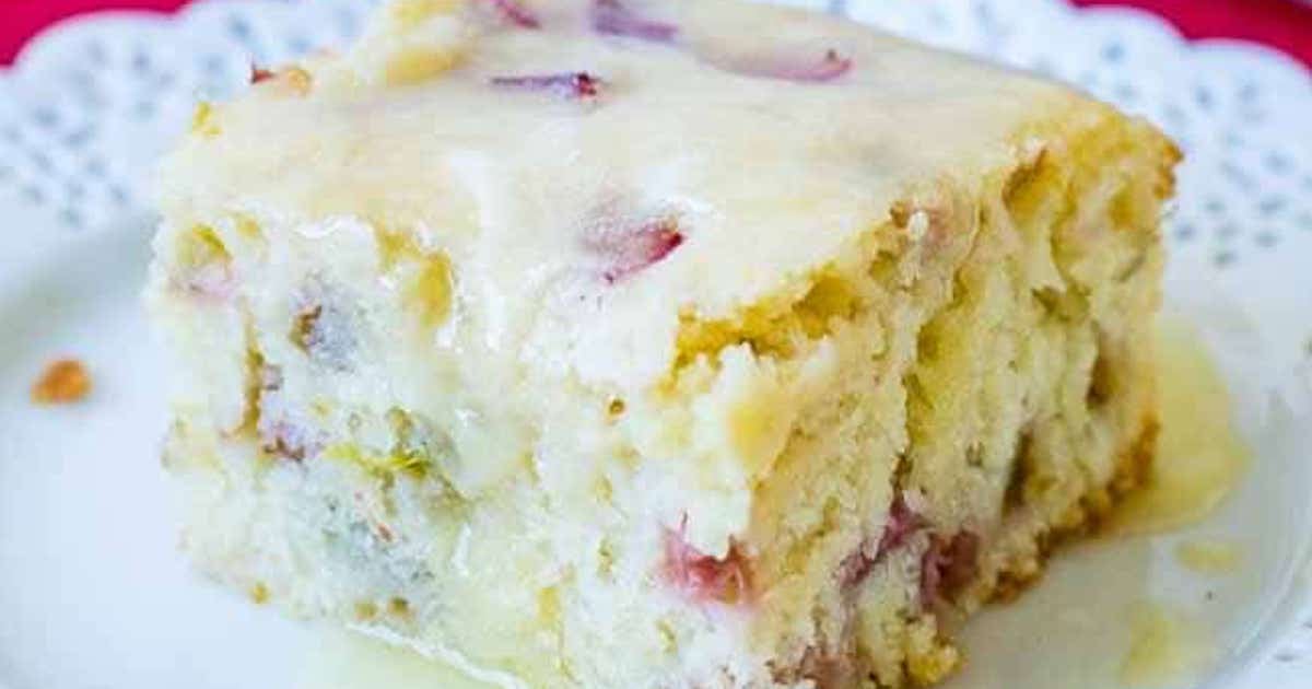 Gâteau moelleux rhubarbe avec sa sauce au beurre