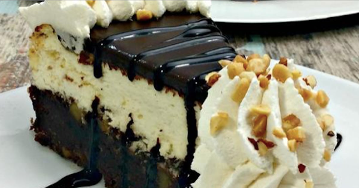 Le dessert le plus gourmand: le gâteau au fromage style sundae au chocolat