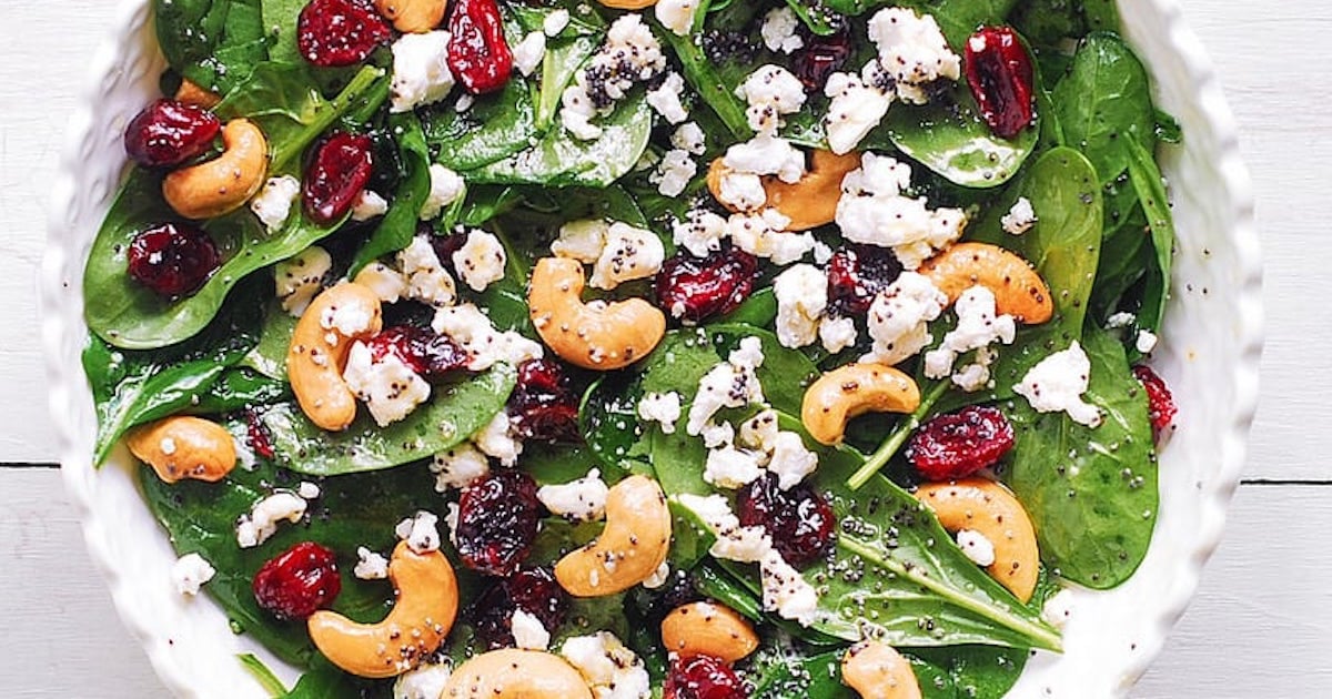 Parfaite pour l’automne: la salade d'épinards aux canneberges avec noix de cajou et fromage de chèvre