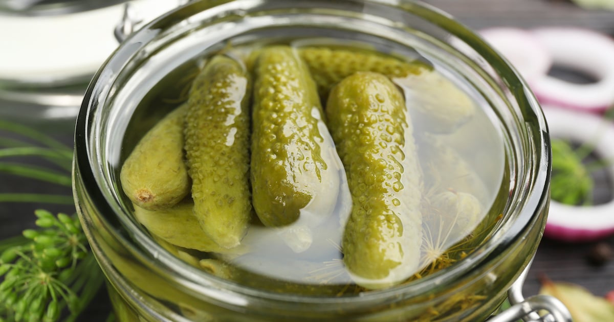 12 raisons de ne jamais jeter le jus de cornichons 