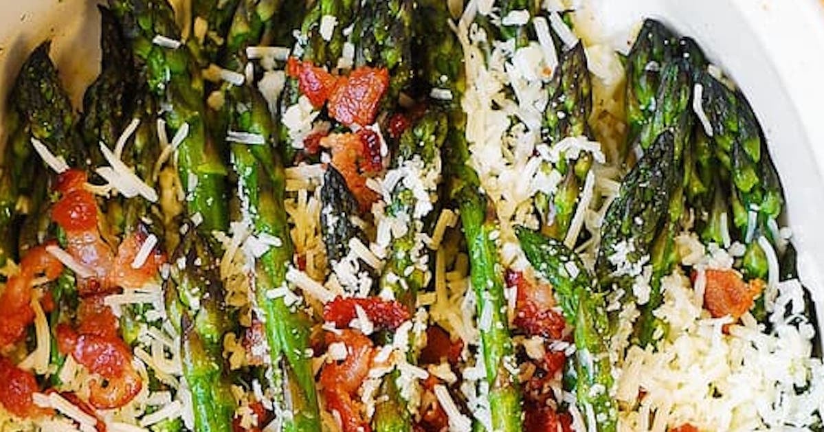Asperges rôties au four avec asiago, bacon et ail