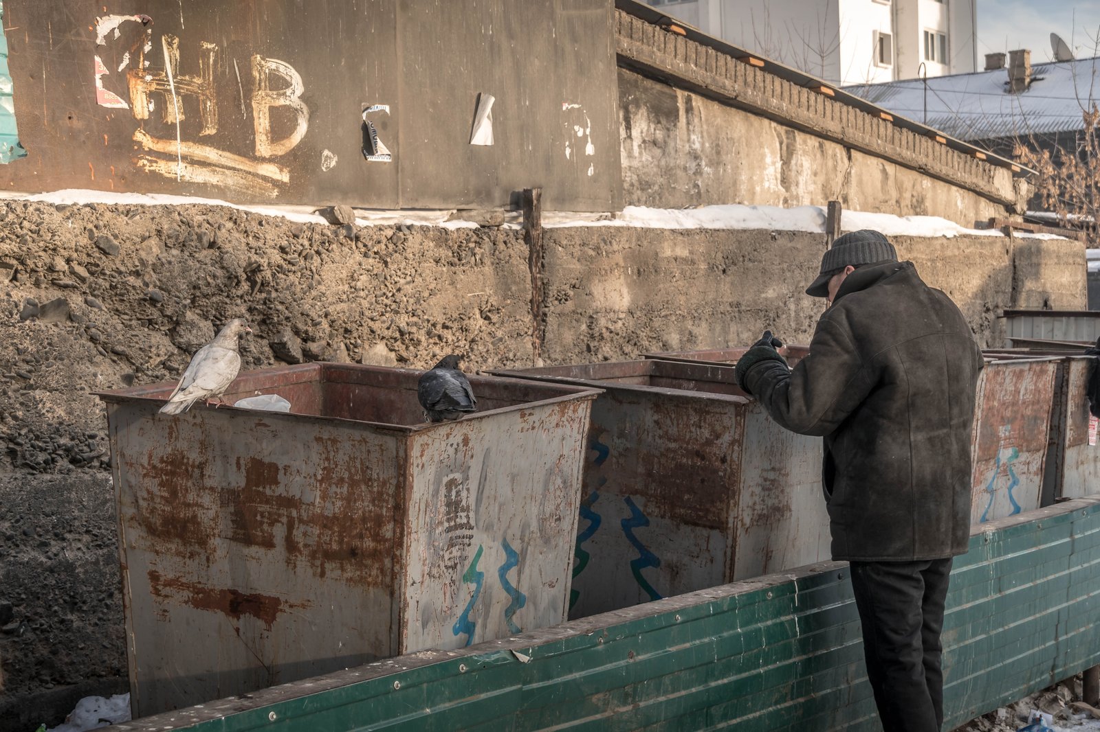 Un homme qui fouillait dans les poubelles découvre un sac d'or d'une valeur de plusieurs milliers de dollars.