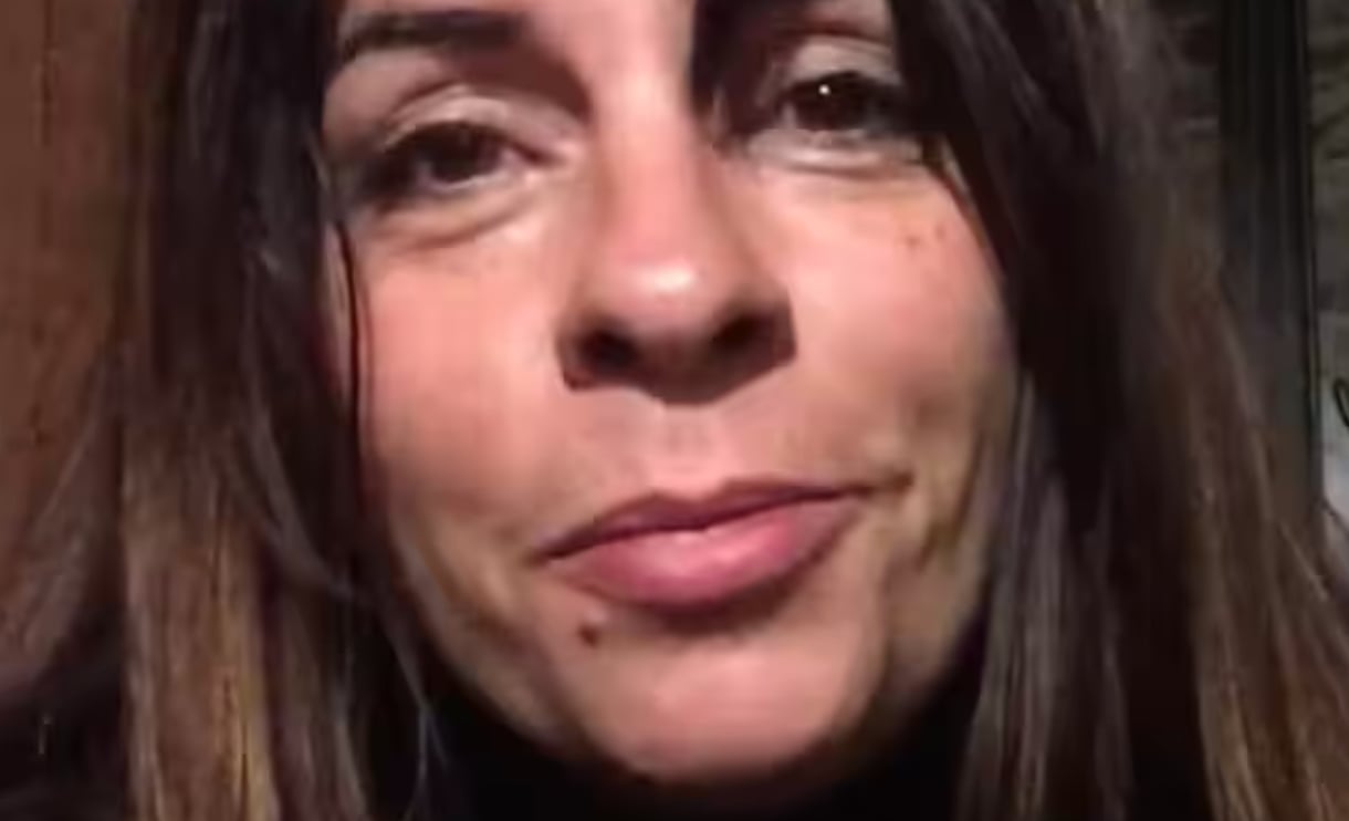 Anne Casabonne traite un site de mèmes de «pas de couille» en raison d'un montage qu'elle n'a pas trouvé drôle.