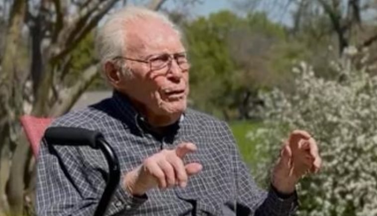 Un homme de 105 ans assiste à sa treizième éclipse solaire.