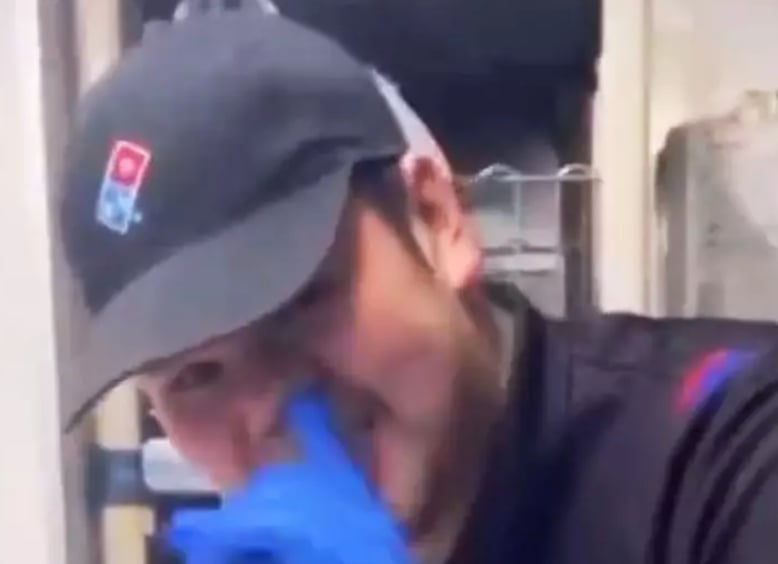 Un employé d'une pizzéria se fouille dans le nez avant de s'essuyer les doigts dans la pâte à pizza.