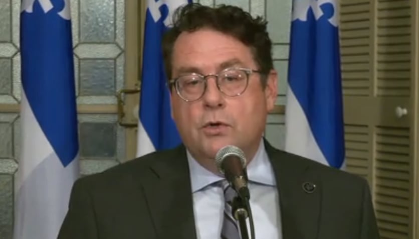 Bernard Drainville présente son plan de rattrapage scolaire au coût de 300 millions.