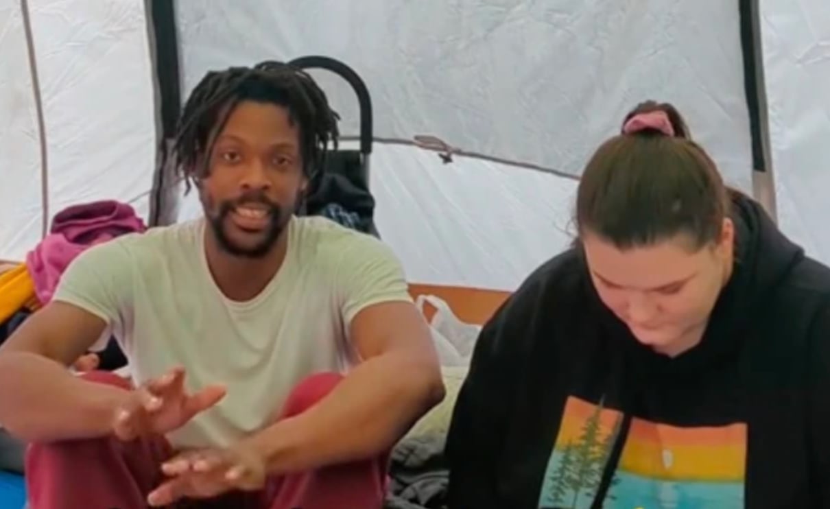 Un couple qui est sans-abri affirme ne pas vouloir travailler car ce n'est pas fait pour eux.