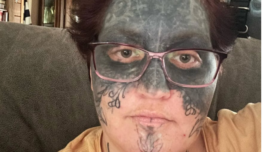 Une femme qui a été tatouée au visage sans son consentement est sauvée par un bon samaritain 